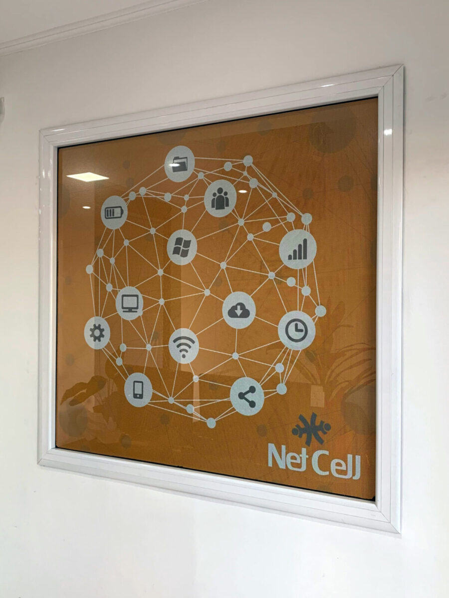 Net Cell tienda de tecnología diseño de vinilo microperforado